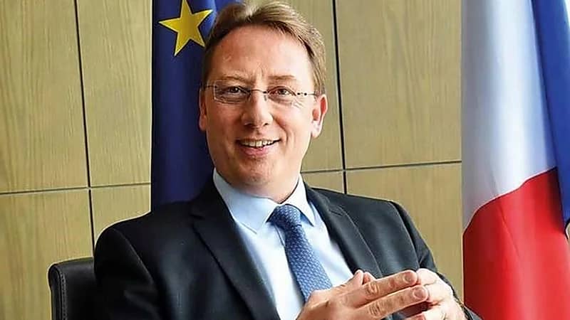 بالفيديو .. سفير فرنسا يتغزل في القهوة السعودية