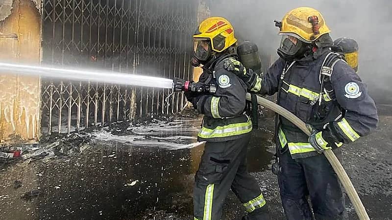 إخماد حريق في محال تجارية بحي الرمال.. صور