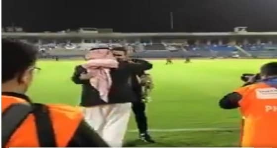 بالفيديو: وجه السعد يُكرم عمر خربين بعد فوزه بجائزة أفضل لاعب في آسيا