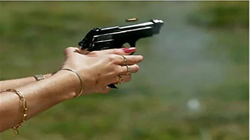 فتاة تقتل شاب رفض تقبيلها