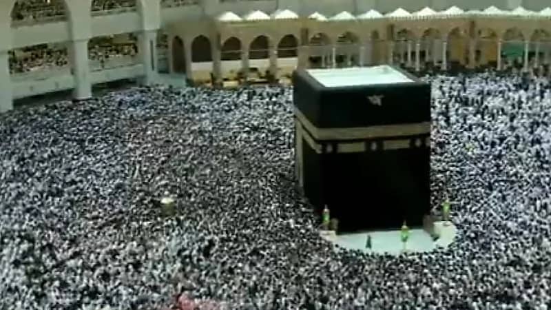 بالفيديو.. حشود غفيرة من المعتمرين في صحن الطواف