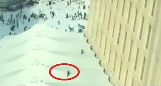 بالفيديو.. أطفال يتقافزون في سطح خيام بالقرب من الحرم المكي