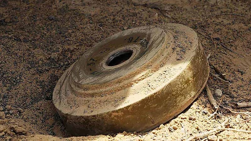 لغم حوثي يقتل طفلة ويصيب شقيقيها