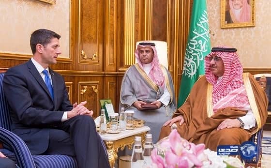 بالفيديو.. سيدة تلقي بطفل صغير في مجرى مائي