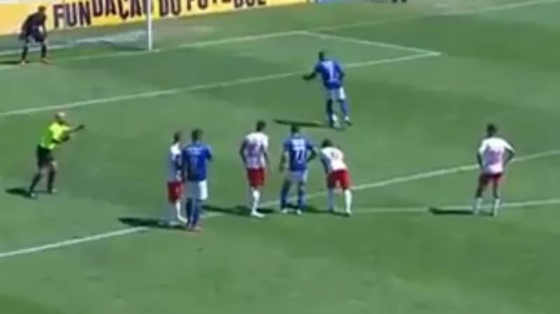 بالفيديو.. أكثر ركلات الجزاء غرابة في الذاكرة الحديثة