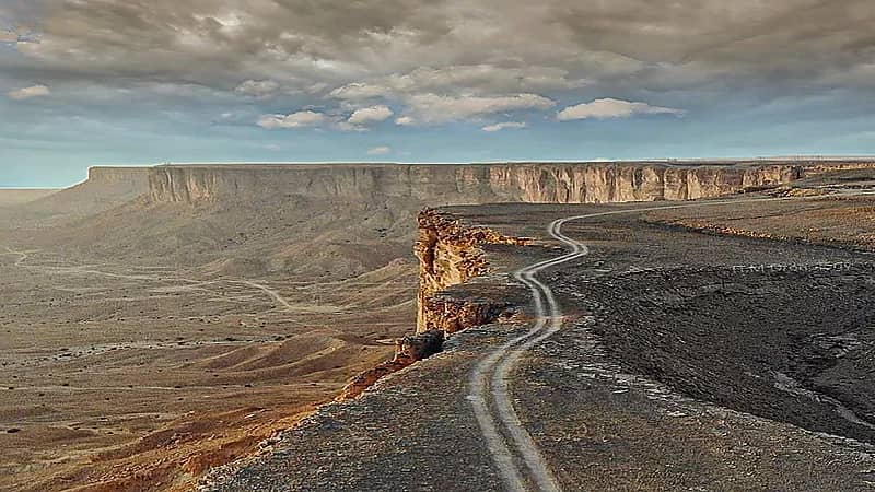 وفاة وإصابة 8 سياح سقطت مركبتهم من أعلى قمة جبل فهرين