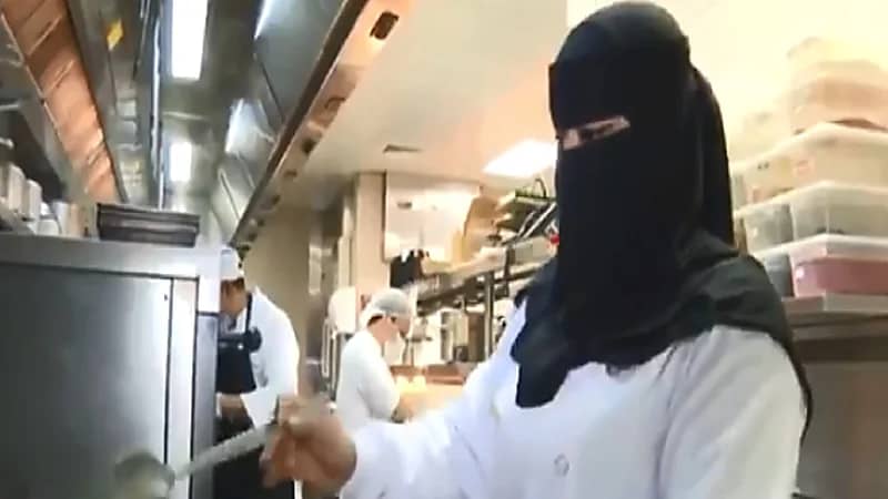 شاهد.. مواطنة تعمل "شيف" في أحد الفنادق