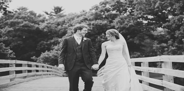 امرأة تعاني من حساسية تجاه زوجها ..والقبلات خطر على حياتها