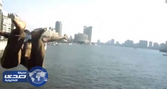 شاب يكتب منشور على الفيسبوك من موقع انتحاره