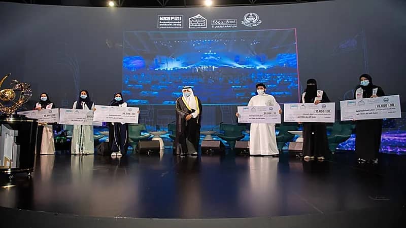 بالصور..  طلبة "أم القرى" ينالون تكريم الفيصل بمبادرتين تقنيتين