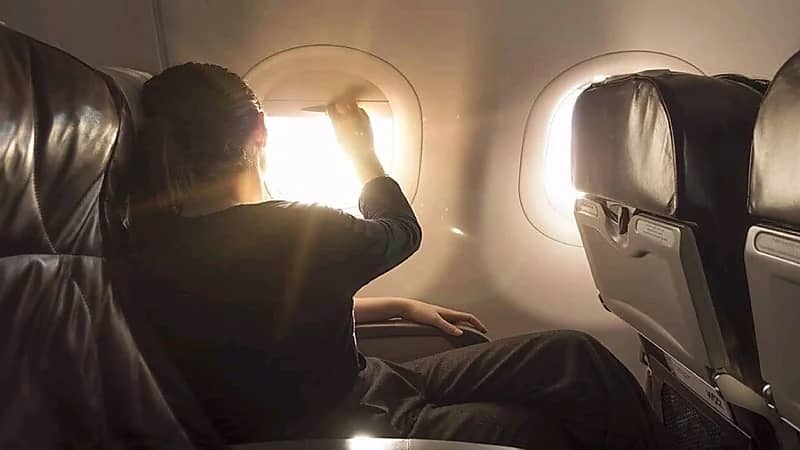 سبب فتح نافذة الطائرة أثناء الإقلاع وخفض الإضاءة عند الهبوط