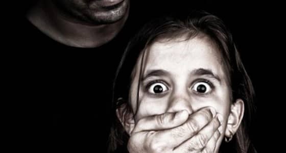 ضبط معلم هتك عرض طفلة وتحرش بأخريات