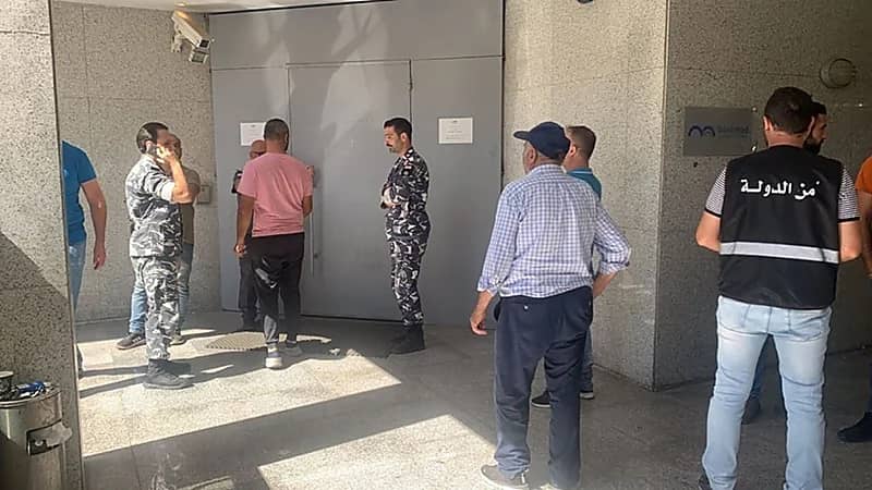 بالفيديو.. لبناني يحتجز موظفين داخل بنك ويطالب بوديعته