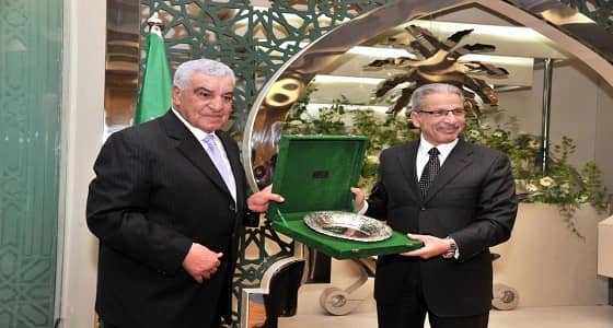 قطان ينظم ملتقى " رياض النيل " بالقاهرة.. ويقدم هدية تذكارية للعالم زاهي حواس