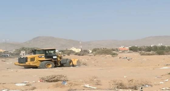 بالصور.. رفع الأنقاظ والمخلفات من حي " ريمان "
