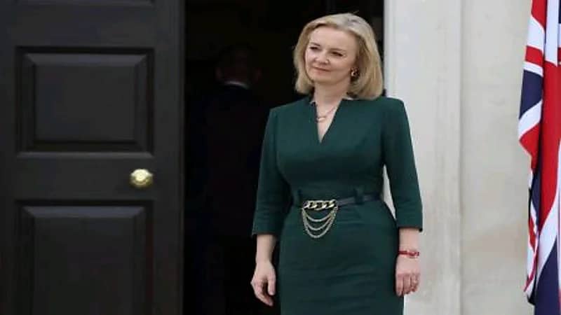 بالفيديو.. وزيرة خارجية بريطانيا على ظهر دبابة بسترة مموهة وخوذة