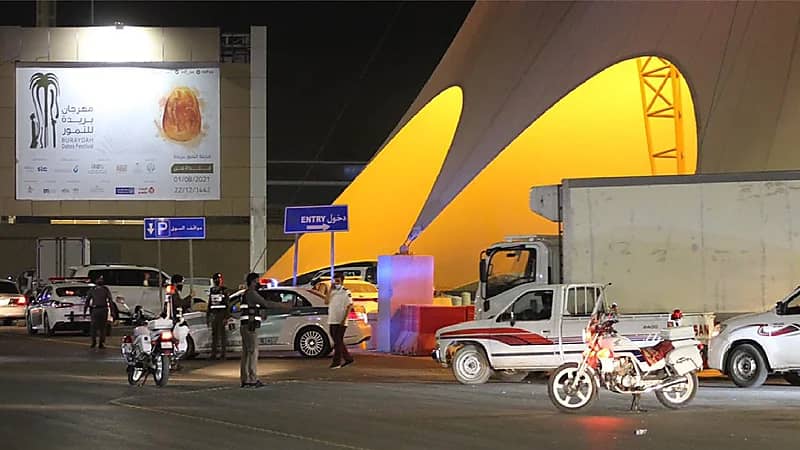 بالصور.. جهود رجال المرور أثناء تنظيم الحركة المرورية خلال مهرجان بريدة للتمور