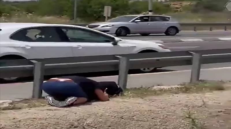 شاهد.. ردة فعل إسرائيليين لحظة سماع دوي صافرات الإنذار في القدس