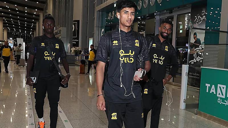 بالصور.. وصول بعثة الاتحاد إلى الرياض استعدادًا للكلاسيكو أمام النصر