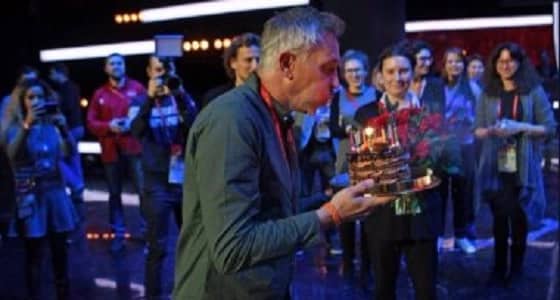 " لينكر " يحتفل بعيد ميلاده الـ 57 على مسرح قرعة كأس العالم