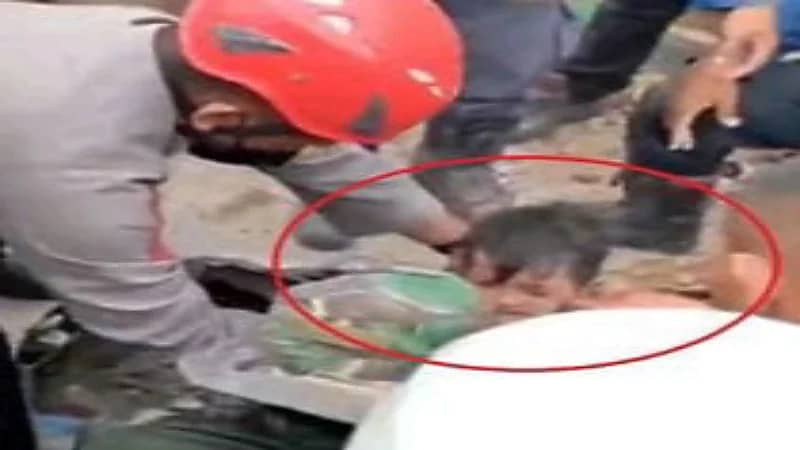 فيديو مؤثر لطفل انتشل حيا بعد يومين تحت الأنقاض