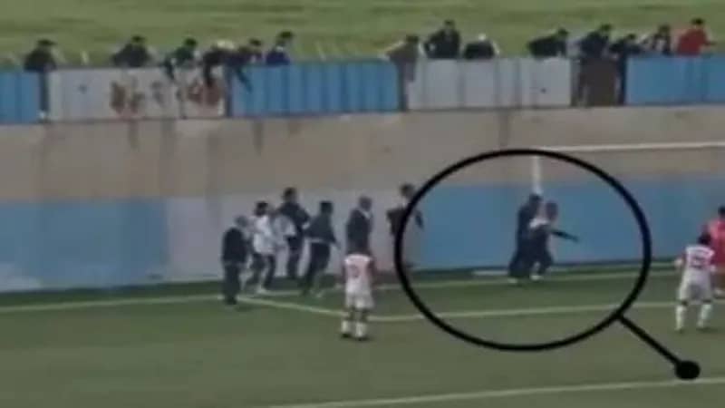 مشهد طريف لمشجع يقتحم الملعب ويسجل هدفًا خلال مباراة في الجزائر