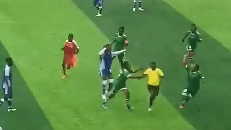 شاهد .. اعتداء لاعبات على الحكم في مباراة كرة قدم نسائية