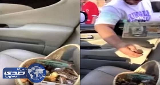 بالفيديو.. مواطن يعايد على الأطفال في الشوارع