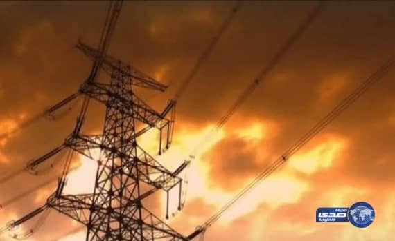 بالفيديو..لحظة صعق التيار الكهربائي لرجال أثناء رفع عمود