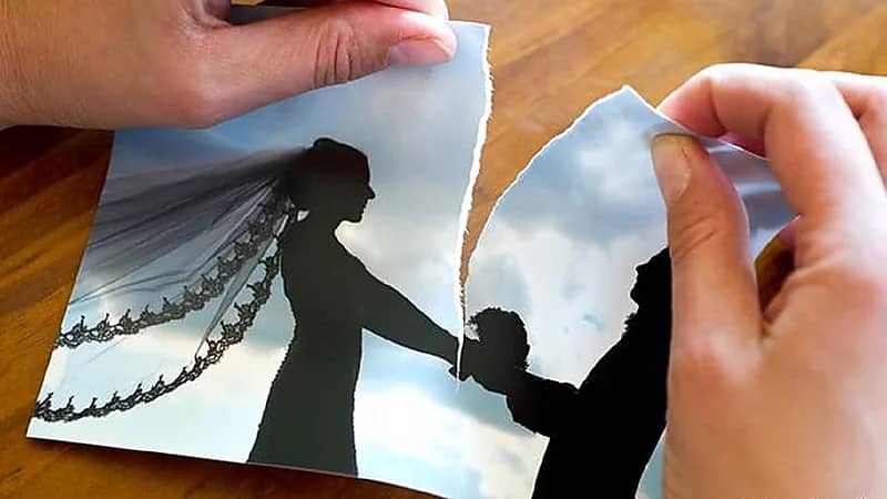 مستشار نفسي: الرجل يستمتع بحياته بعد الطلاق والمرأة بين خيارين (فيديو)