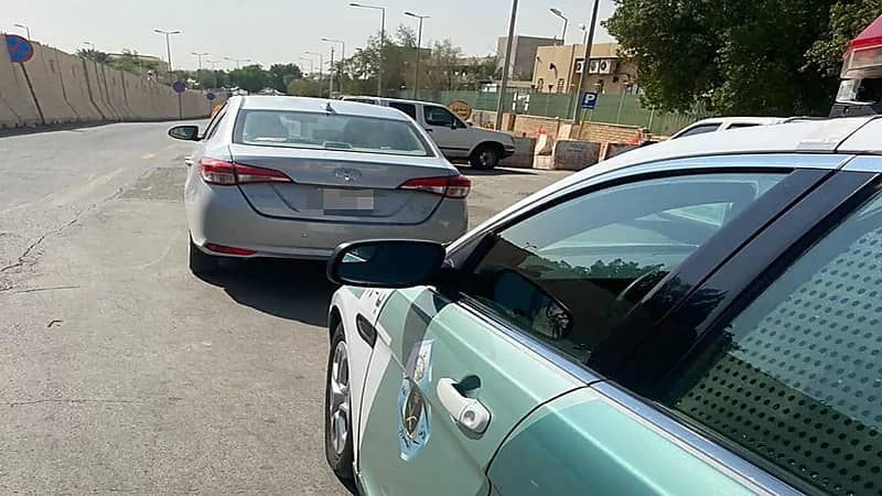 بالفيديو.. شخص يقود المركبة بتهور على الطريق