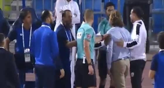 بالفيديو.. انفعال " كارينيو " على الجهاز الفني لنادي التعاون