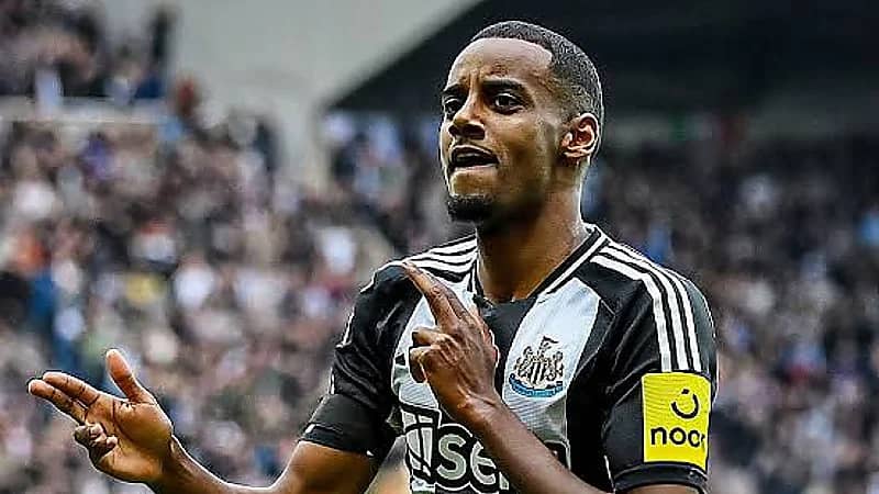 إيساك يتهم نيوكاسل بالتراجع عن وعوده ويؤكد رغبته في الرحيل