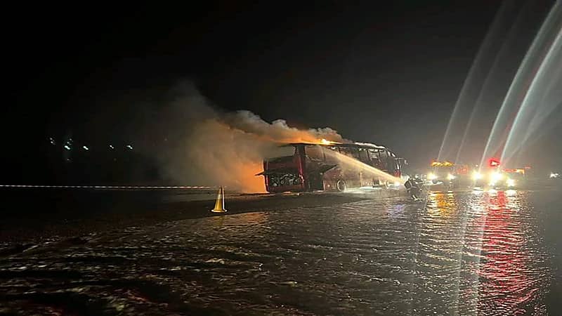 بالصور.. إخماد حريق حافلة في عفيف دون إصابات