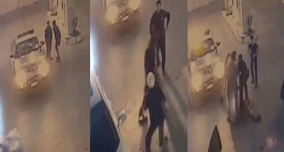 بالفيديو.. رجل أمن وشبان يحاولون السيطرة على شخص بحالة غير طبيعية بتبوك