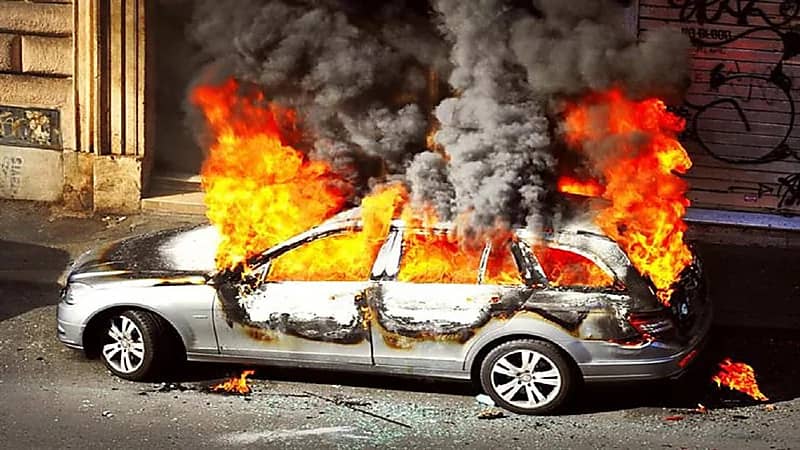 4 خطوات يجب فعلها عند اشتعال السيارة