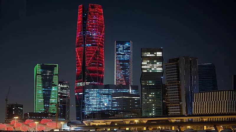 صور.. معالم الرياض تحتفي بزيارة السلطان هيثم بن طارق