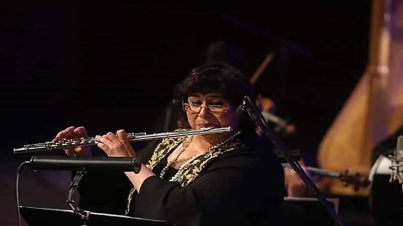 شاهد.. وزيرة مصرية تشعل المسرح بعزفها