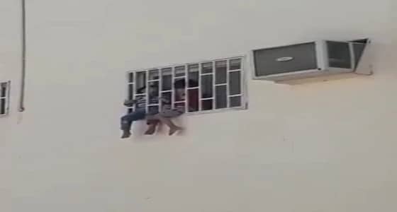 حقيقة فيديو تعرض طفلين للعنف بوضعهما في النافذة بتبوك