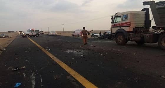 انقلاب شاحنة ديزل يغلق طريق الساحل بمكة