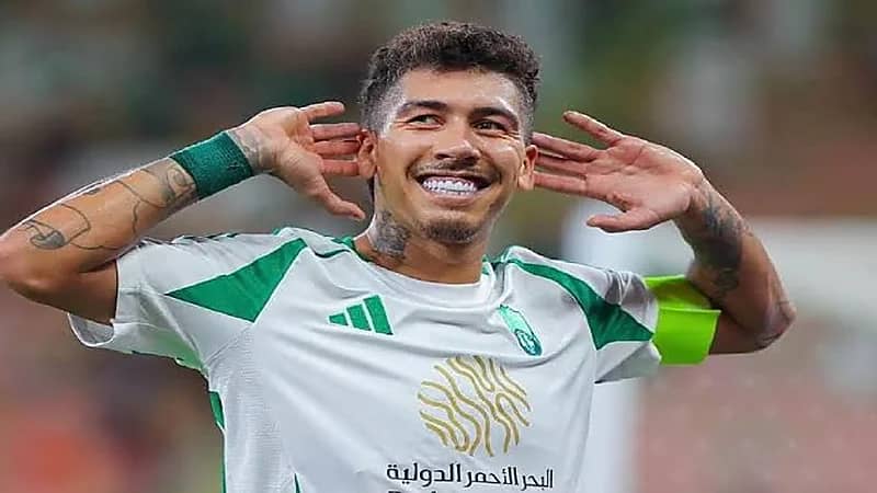 فيرمينو يظهر وهو يستمتع بالتمر بعد التتويج الآسيوي.. فيديو