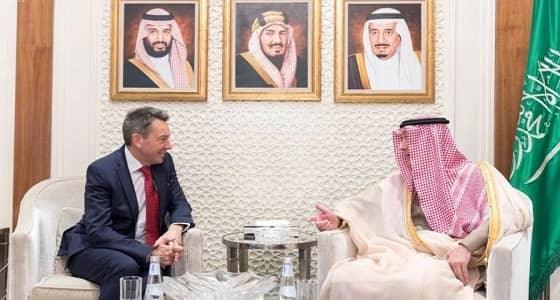 بالصور.. الجبير يناقش أوجه التعاون مع الصليب الأحمر