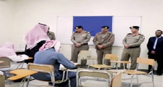 مدير سجون عسير يتفقد اختبارات النزلاء الجامعية بأبها