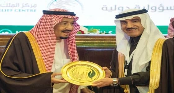 خادم الحرمين يكرم " أوقاف الراجحي " تقديرا لجهودها الخيرية