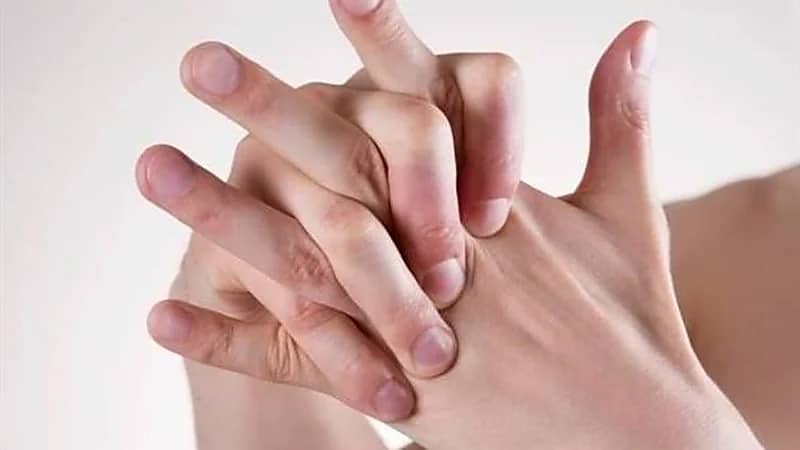 مختص يكشف عن أضرار طقطقة الأصابع 