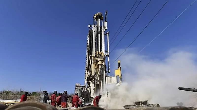 نجاة عامل حوصر تحت الأرض لمدة 14 يوما