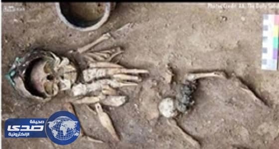 بالفيديو.. اكتشاف ألعاب أطفال داخل مقبرة منذ ألفى عام