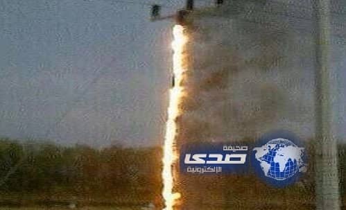 صاعقة تضرب وتحرق عمود كهرباء في ”القوز”
