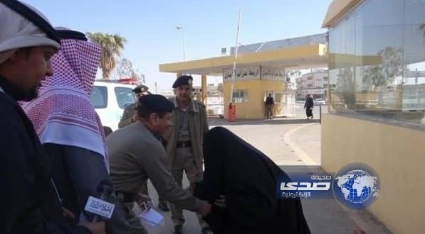 مُسنة تقبل يد مدير المرور وتطلب نقل ابنها إلى عرعر