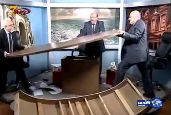 بالفيديو .. مشاجرة عنيفة وتحطيم الاستديو على الهواء !!